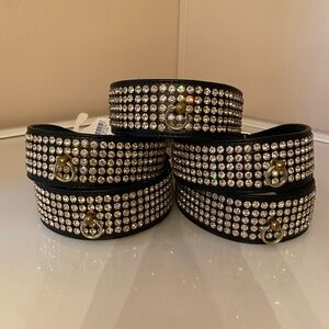 Dog collar with rhinestones.
ONE-18” collar fits a 16" neck. BLACK